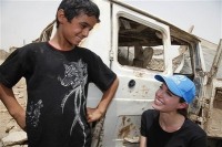 Angelina conversa con un niño refugiado de Iraq